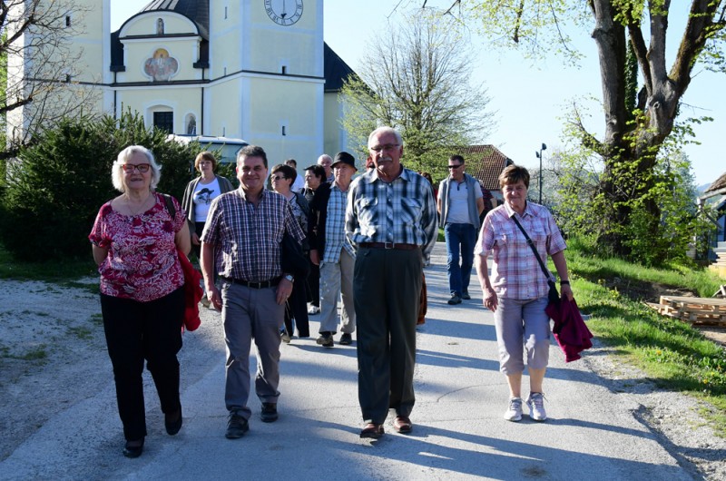 Kratek sprehod od cerkve na Veseli gori do muzeja kmečkega orodja.