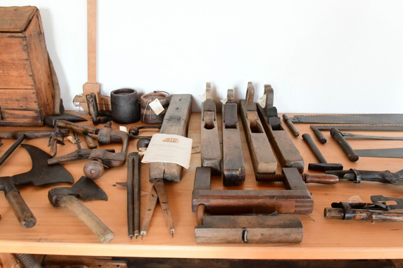 Staro orodje za obdelavo lesa.